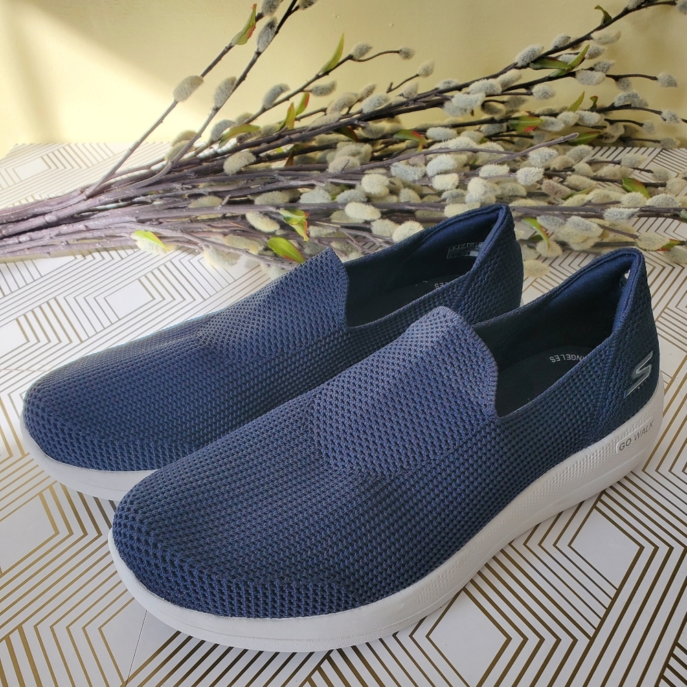 BNWOT Men's Skechers GoWalk